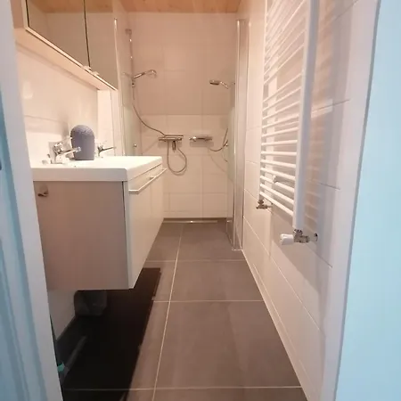 4t4 B * إغموند آن دن هوف